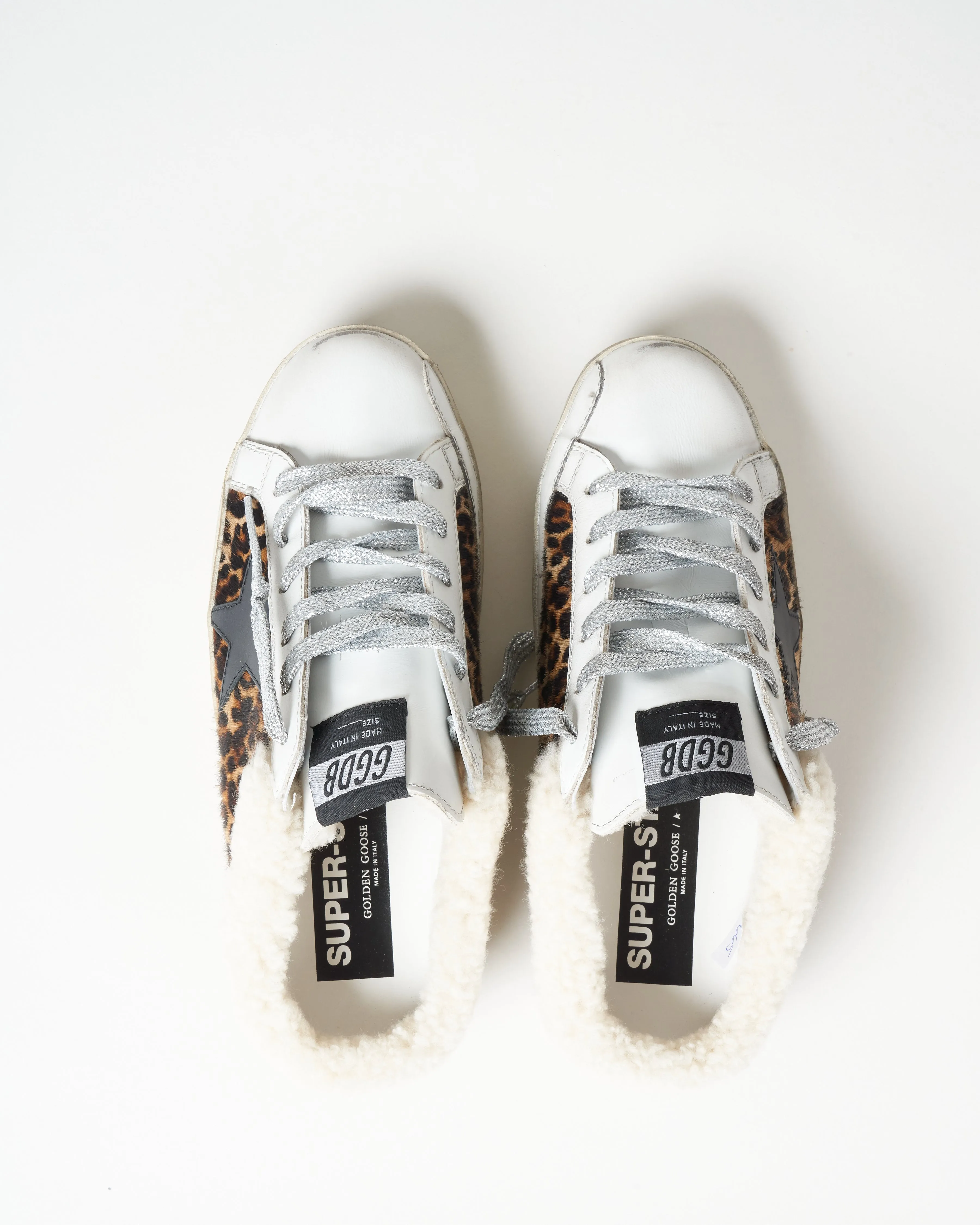 superstar shearling sabot - leo/white shearling