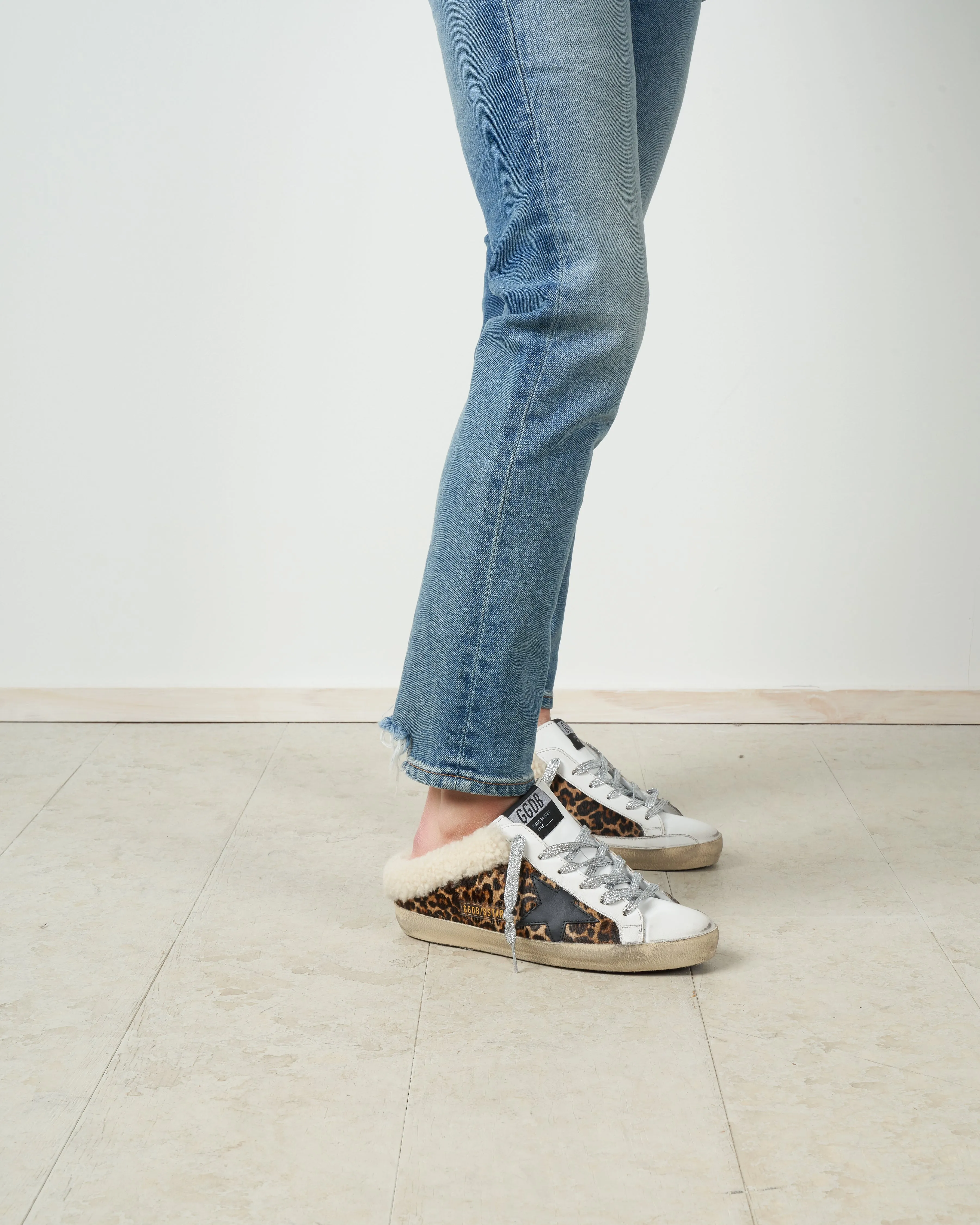 superstar shearling sabot - leo/white shearling